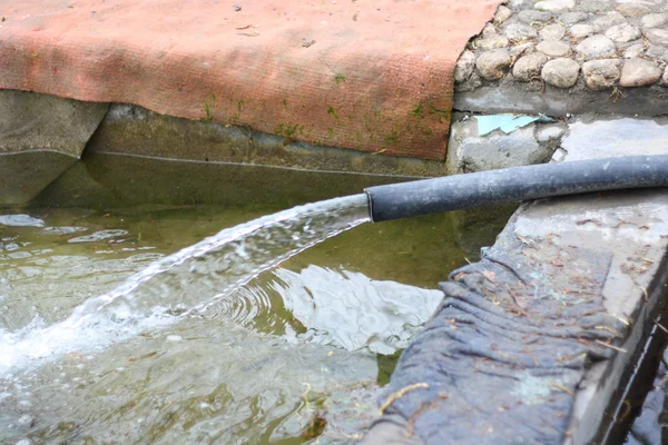 Tubería y agua — Foto de Stock