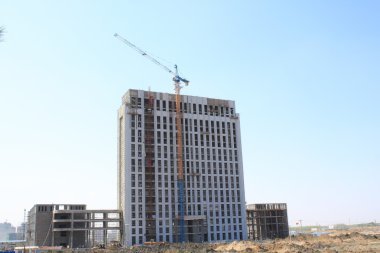 Vinçler ve bina inşaat