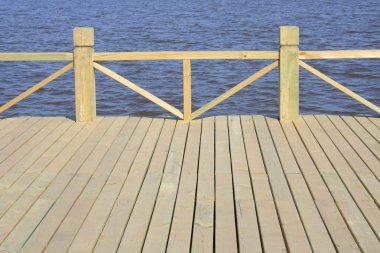 Yeni ahşap güverte