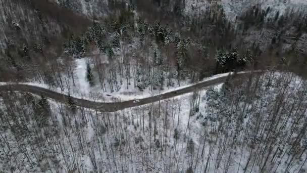 Voando Sobre Uma Estrada Curvilínea Nas Montanhas Início Inverno Carros — Vídeo de Stock