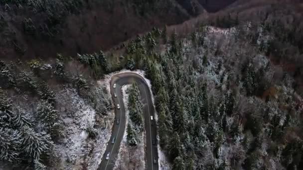 Riprese Aeree Una Strada Montagna Sinuosa All Inizio Dell Inverno — Video Stock