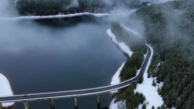 Kışın yüksek irtifada su üzerinde köprüsü olan Panorama