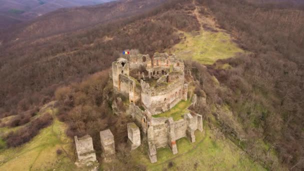 Yıkılmış Bir Ortaçağ Kalesinin Havadan Çekilmiş Görüntüleri Kamera Aşağı Doğru — Stok video