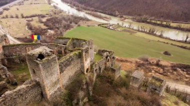 Kalenin yıkılmış duvarlarının insansız hava aracı görüntüleri, duvarların yanında yakın mesafe uçuşları. Ortaçağ harabelerinin hava görüntüleri