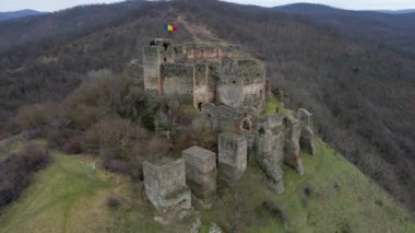Kale harabelerinin üzerinden havadan çekilen görüntüler, duvarların yakınından alçak irtifada uçuyor. Bir insansız hava aracıyla çekilen bir kalenin havadan görünüşü.