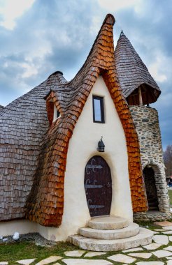 Romanya 'nın Sibiu ilçesindeki Periler Vadisi' ndeki Clay Castle. Sağ taraftan fotoğraflanmış.