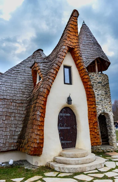 Romanya 'nın Sibiu ilçesindeki Periler Vadisi' ndeki Clay Castle. Sağ taraftan fotoğraflanmış.