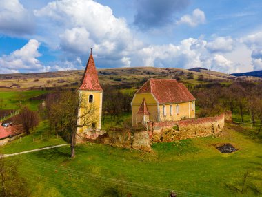 Romanya 'nın Sibiu kentinde bulunan güçlendirilmiş bir kilise harabesinin kuşların bakış açısı. Ortaçağ güçlendirilmiş bir kilisenin insansız hava aracı çekimi.