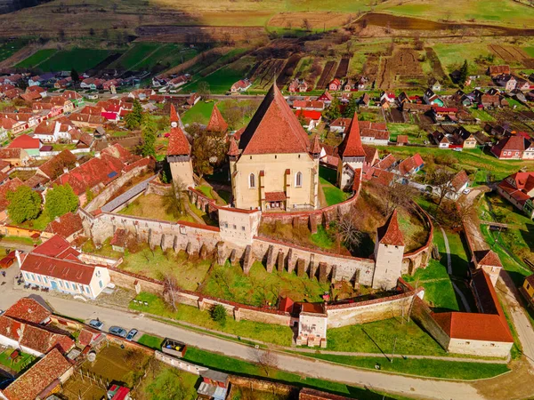 Romanya 'nın Sibiu kentinde bulunan güçlendirilmiş bir kilise harabesinin kuşların bakış açısı. Ortaçağ güçlendirilmiş bir kilisenin insansız hava aracı çekimi.