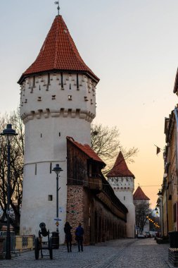 30.03.2021 Sibiu, Romanya. Romanya 'nın Sibiu kentinin tarihi şehir merkezinde bulunan ortaçağ savunma kulesi Dulgherilor Tower.