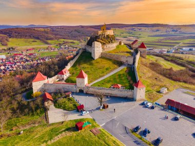 Romanya 'nın Rupea kentindeki ortaçağ kalesinin havadan görünüşü.