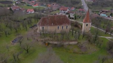 Eğik kulesi ve kalın duvarları olan terk edilmiş eski bir kilisenin klibi. Ürkütücü bir kilisenin insansız hava aracı görüntüleri..