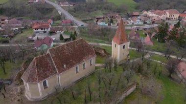 Eğik kulesi olan eski bir kilisenin klibi, kuleye yakın uçuş..