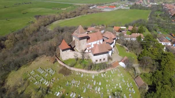 Imágenes Aéreas Una Iglesia Fortificada Medieval Ubicada Pueblo Viscri Brasov — Vídeos de Stock