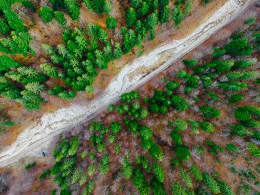 Dağlarda virajlı bir yol, yüksek irtifada ve alçak açılı bir drondan çekilmiş. Dağlardaki yılanlı bir yolun fotoğrafı..
