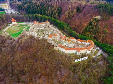 Romanya 'nın Brasov kentindeki Rasnov kentinde ortaçağ tahkimatının hava fotoğrafçılığı. Rasnov ortaçağ kalesinin insansız hava aracı çekimi.