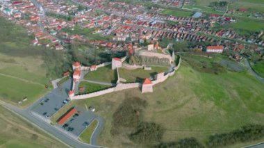 Romanya 'nın Brasov kentindeki ortaçağ kalesinin havadan çekilmiş görüntüleri. Kuşlar kaleye daha yüksek bir açıdan bakarken ileri ve yakın bir geçiş için irtifa kaybediyorlar. Rupea istihkamının İHA videosu.