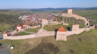 Romanya 'nın Brasov kentindeki ortaçağ kalesinin havadan çekilmiş görüntüleri. Savunma duvarları ve kuleleri olan kalenin panoramik videosu. Rupea kalesinin insansız hava aracı atışı.