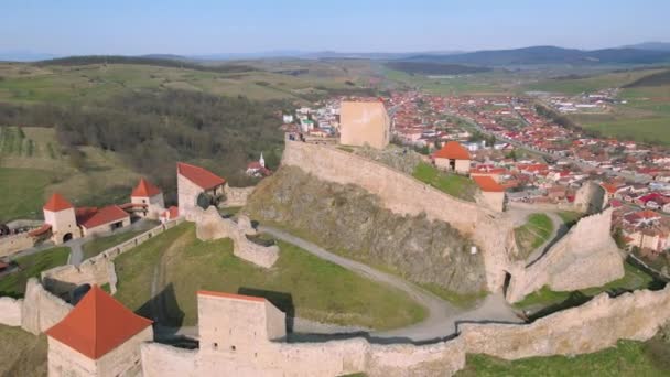 ルーマニアのブラゾフに位置するルーピーの中世の要塞の空中映像 砦の上部を明らかにするために反時計回りに回転する無人機からのビデオ ルーピー要塞のドローン撮影 — ストック動画