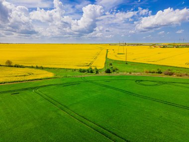 Daha yüksek bir irtifada çekilmiş bir tecavüz alanının havadan fotoğrafı. Tecavüz alanının insansız hava aracı görüntüleri.