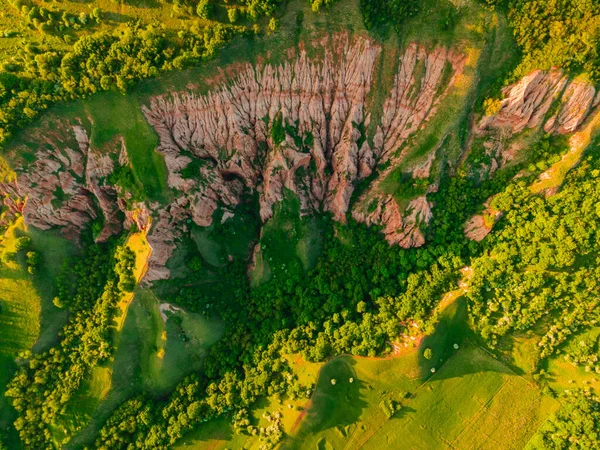 Kızıl Geçit 'in Romanya, Alba' daki hava fotoğrafçılığı. Fotoğraf, bahar mevsiminde gün batımında bir İHA 'dan çekildi. Kuşlar kanyon oluşumunu yüksek açıyla görüyorlar.