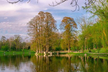 Romanya 'nın Craiova kentindeki Nicolae Romanescu Parkı' ndaki Büyük Göl 'e bakın, gündüz çekilmiş bir fotoğraf. Parktaki bir gölün manzara fotoğrafçılığı