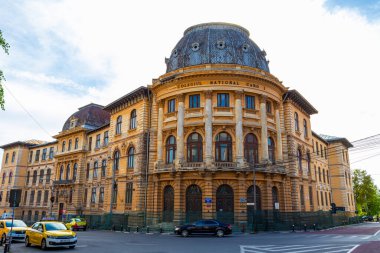 304.04.2021 Craiova, Romanya. Craiova şehir merkezinden Romen Opera Binası. 