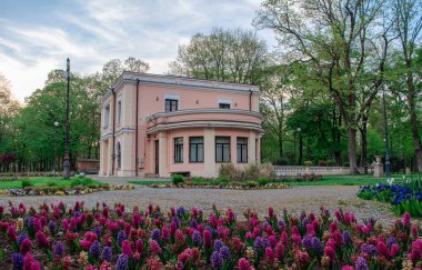 Craiova kentinden Nicolae Romanescu Parkı 'nda bulunan 304.04.2021 Craiova, Romanya Casa Bibescu