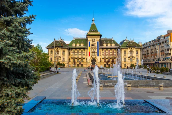 304.04.2021 Craiova, Romanya. Mihai Viteazu Meydanı 'ndaki çeşmenin ve arkadaki Craiova Belediye Binasının fotoğrafları..