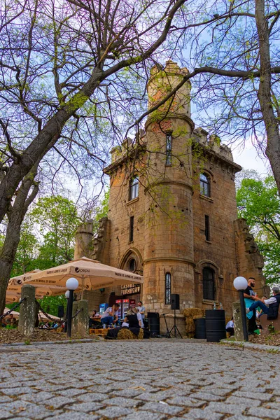304.04.2021 Craiova, Romanya Castelul Fermecat Fotoğrafı. Craiova şehrindeki bir parkta, barda içki içen insanlarla birlikte Büyülü Şato 'nun fotoğrafı..