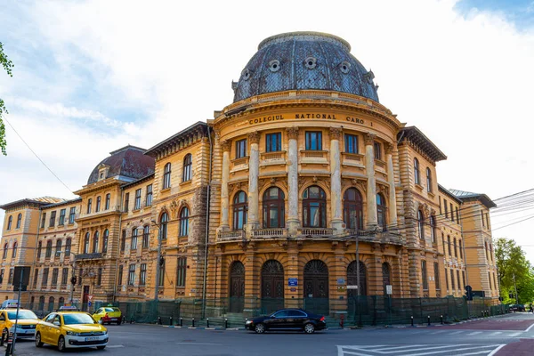 304.04.2021 Craiova, Romanya. Craiova şehir merkezinden Romen Opera Binası. 