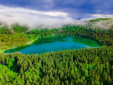 Saint Ann Volkanik Gölü 'nün Romanya, Harghita' daki hava fotoğrafları. Fotoğraf, gölün yukarısındaki kameralı bulutlarla aynı yükseklikteki bir İHA 'dan çekildi..