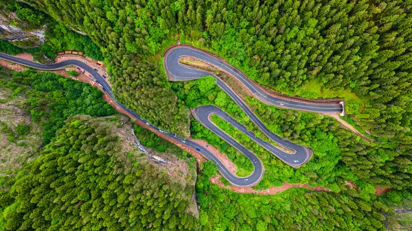 Estrada Sinuosa Nas Montanhas Disparada Drone Uma Altitude Mais Elevada — Fotografia de Stock