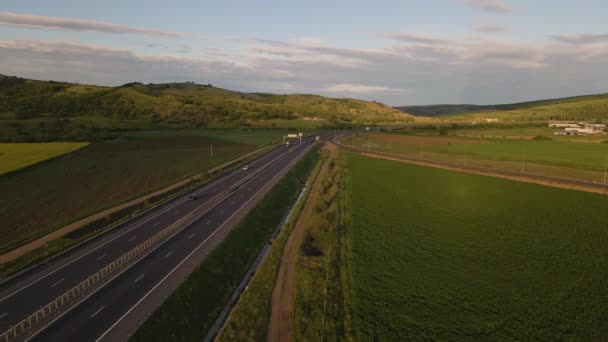 日落时一条繁忙的公路的空中景观 高速公路上的无人机拍下的镜头无人驾驶飞机在路上呼啸高速公路上鸟瞰 — 图库视频影像