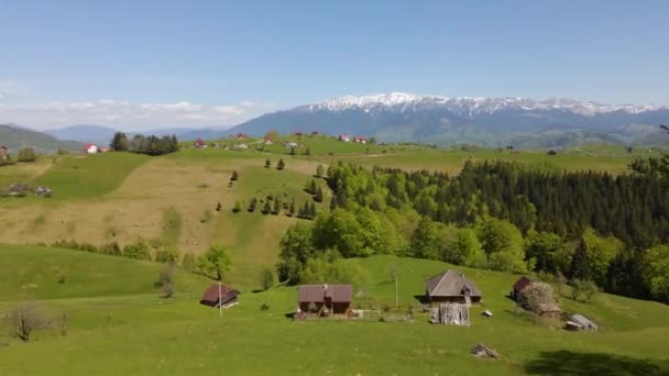 Fågelskådning Över Den Vackra Byn Pestera Brasov Län Rumänien Drönarbilder — Stockvideo