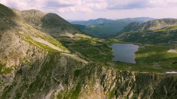Luchtfoto Van Een Bergketen Gemaakt Van Een Drone Terwijl Hij — Stockvideo