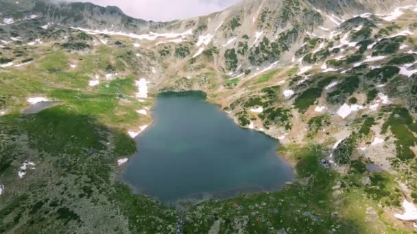 Vídeo Aéreo Lago Montaña Disparado Desde Dron Mientras Volaba Hacia — Vídeos de Stock