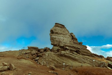 Romanya 'nın Bucegi dağlarından Sfenks' in fotoğrafı. Rüzgar tarafından zamanda şekillendirilen ve insan kafası gibi görünen bir kaya. Romanya 'da Sfenks jeolojik oluşumu
