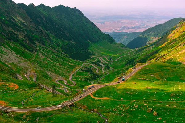 Romanya 'nın Sibiu ilçesindeki Transfagarasan karayolunun panoramik manzarası. Kuşlar dağlarda bir yola bakıyor.