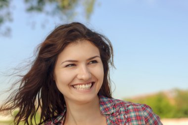 Güzel esmer eğleniyor gülüyor