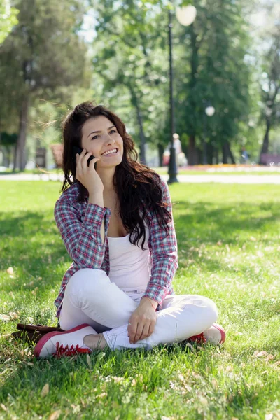 Estudante falando ao telefone — Fotografia de Stock