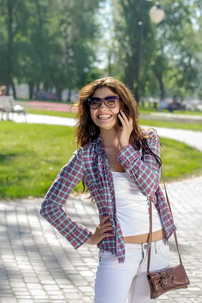 Piękna brunetka rozmawia przez telefon — Zdjęcie stockowe