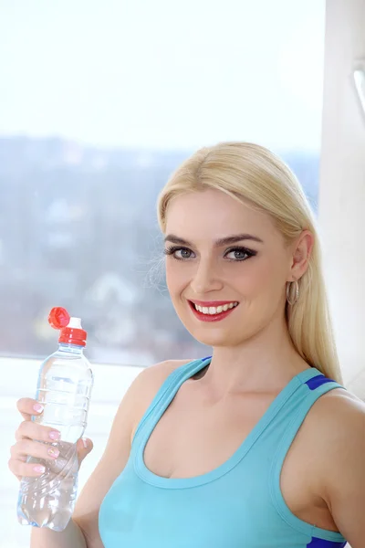 Kvinna dricker vatten från en plastflaska. — Stockfoto