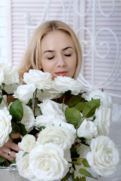 Meisje werd gepresenteerd met een boeket rozen — Stockfoto