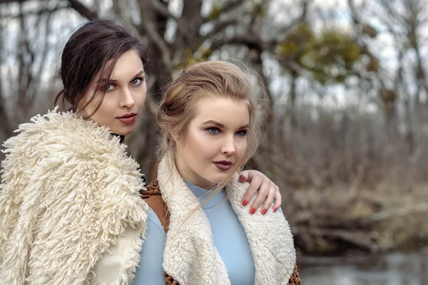 Dos hermosas chicas en vestido de moda — Foto de Stock