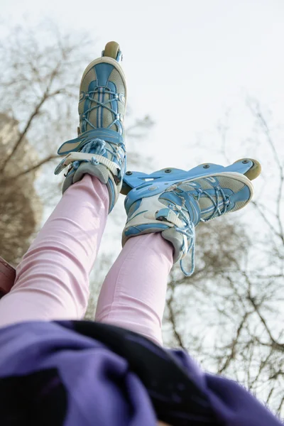 ローラー スケートで足の女の子 — ストック写真