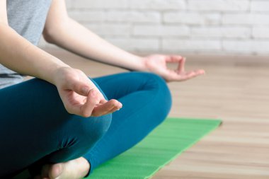 Yoga asana yapan bir kız portresi yakın çekim. 