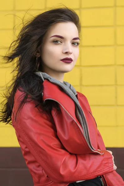 Portré egy piros kabátos lányról. — Stock Fotó