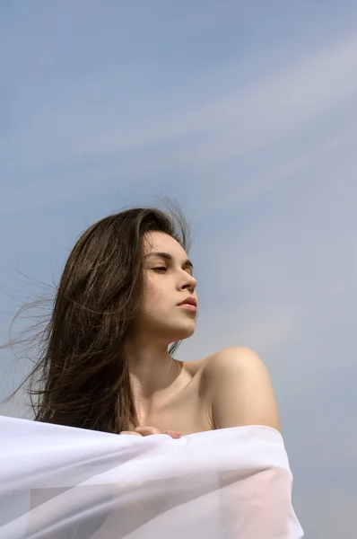 Chica sostiene la tela en las manos saludando en el viento —  Fotos de Stock