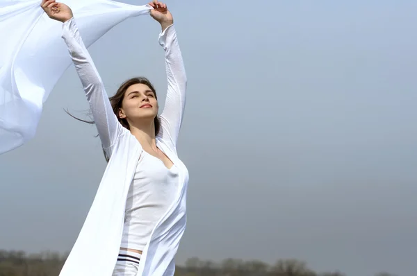 Mädchen hält Stoff in Händen, der im Wind weht — Stockfoto